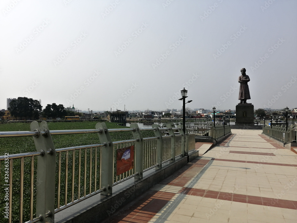 Swami vivekananad statue in side frame and lake 
