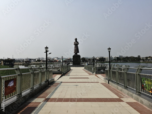 Street and Swami vivekananda statue big lake ranchi jharkhand 