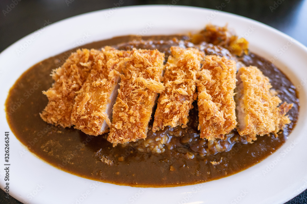 白いお皿に盛った、豚肉を使ったカツカレー。 白いお皿に盛った、豚肉を使ったカツカレー。