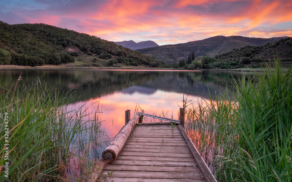 Reflejos en el estanque de Montcortes al amanecer (Cataluña, España) Reflejos en el estanque de Montcortes al amanecer (Cataluña, España)