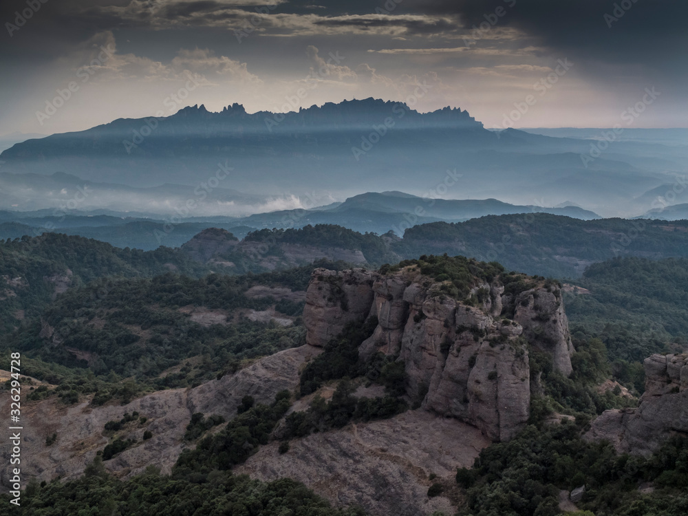 Vista de Montserrat desde el parque natural de Sant Llorenç del Munt (Cataluña, España)