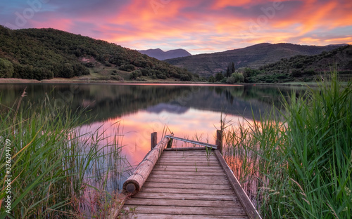Reflejos en el estanque de Montcortes al amanecer (Cataluña, España)