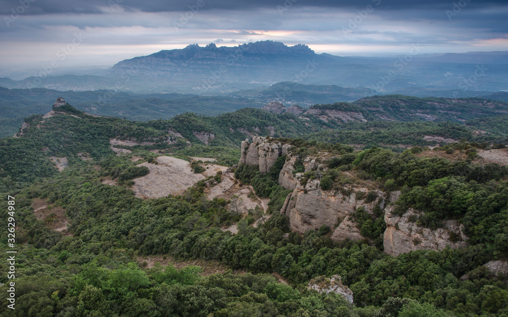 Paisaje del parque natural de Sant Llorenç del Munt y con la montaña de Montserrat al fondo (Cataluña, España)