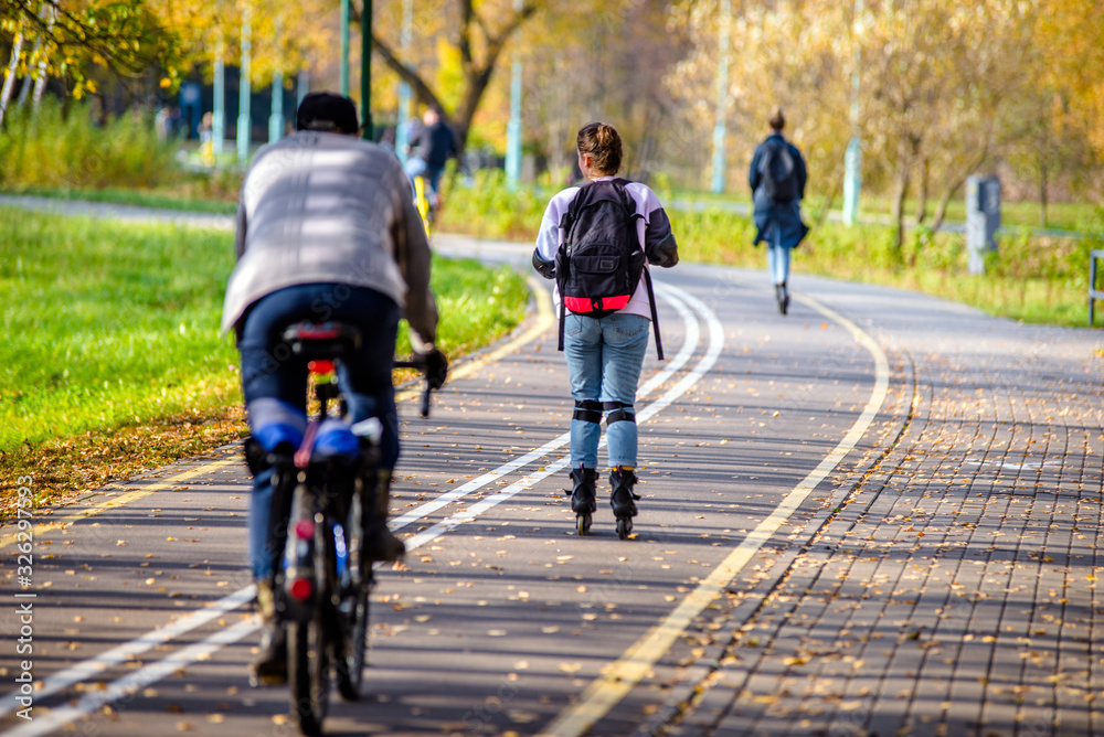Fototapeta premium Girl roller skating in the autumn Park