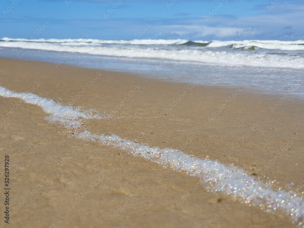 praia cristalina com ondas