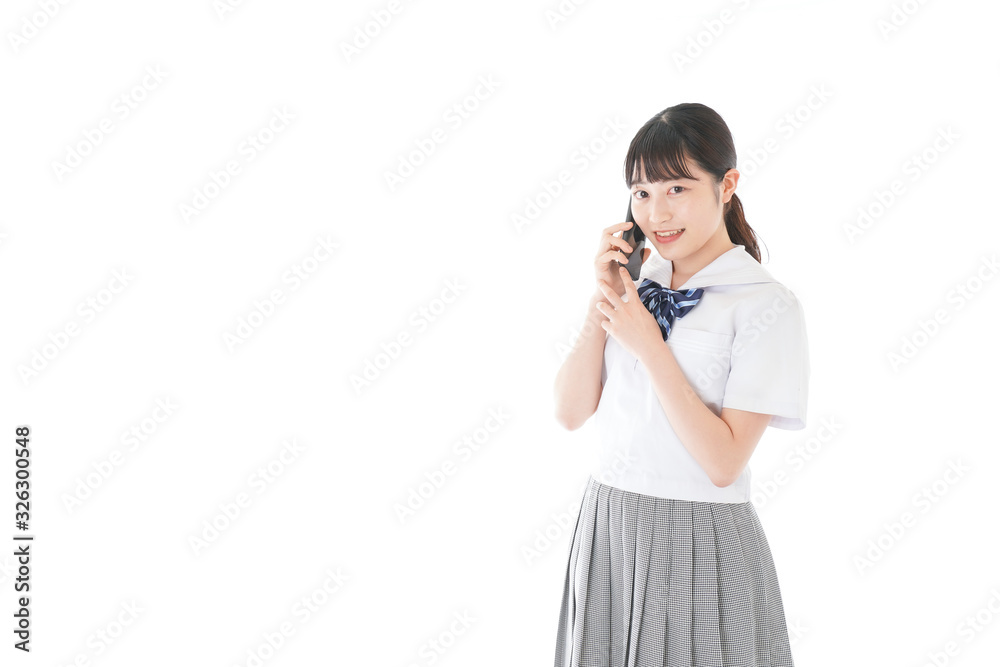 スマホを使う制服姿の女子学生 スマホを使う制服姿の女子学生