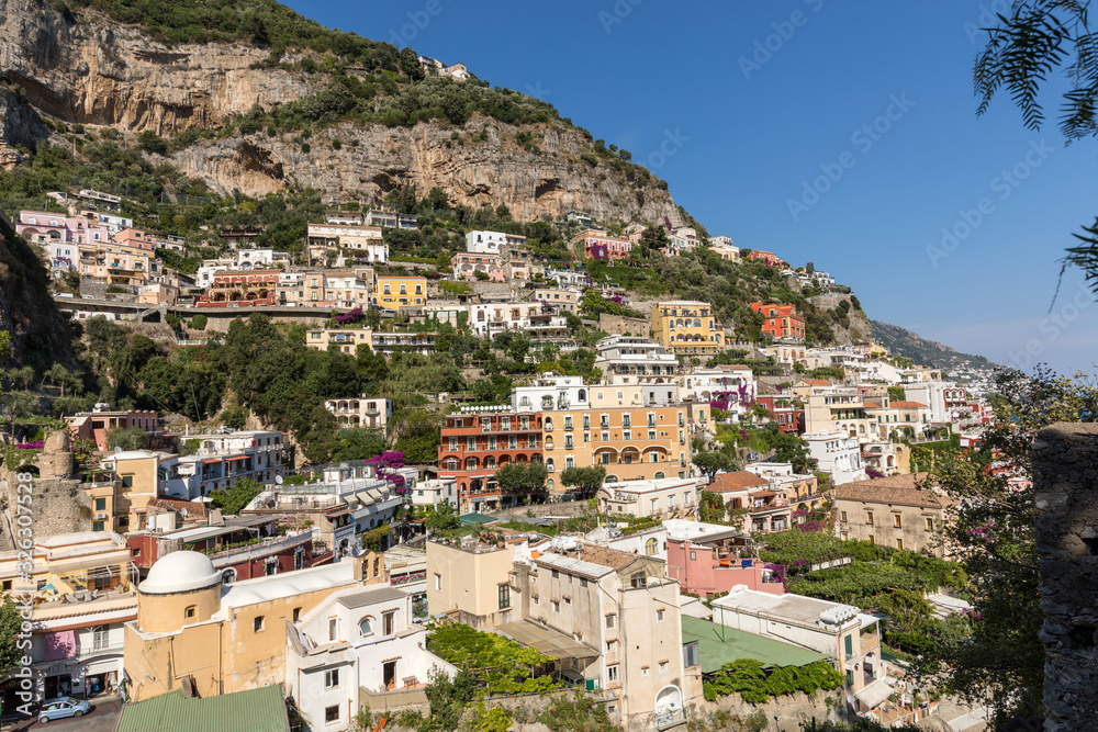  Colourful Positano, the jewel of the Amalfi Coast, with its multicoloured homes and buildings perched on a large hill overlooking the sea. Italy