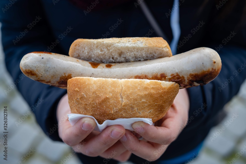 Detalle de bocadillo de salchicha tipico de alemania y el centro de Europa Detalle de bocadillo de salchicha tipico de alemania y el centro de Europa