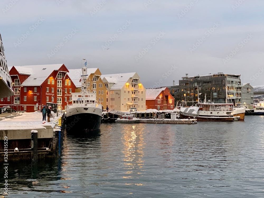 Fototapeta premium Famosa vista del puerto artico de Tromso en Noruega