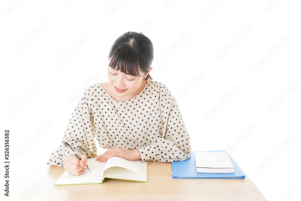 机で勉強をする若い女性
