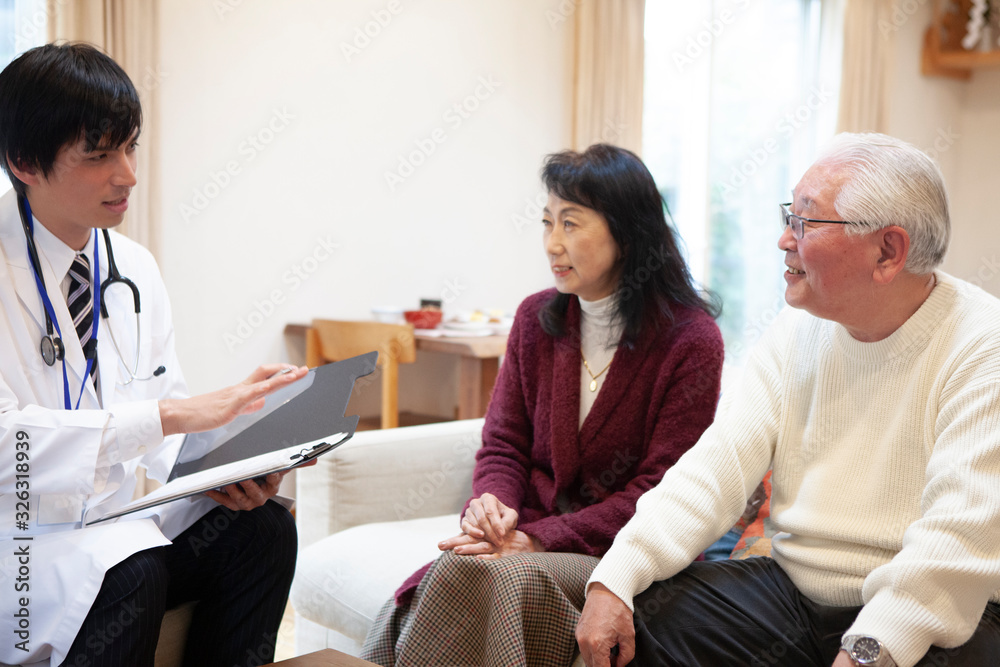 Obraz premium 自宅で問診を行う医師