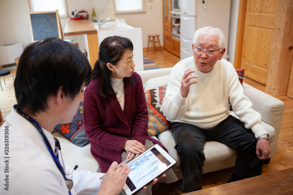 Obraz premium 医者と話す高齢の男性