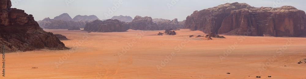 Vista Panoramica del desierto de Wadi Rum en Jordania. Zona que parece marte Vista Panoramica del desierto de Wadi Rum en Jordania. Zona que parece marte