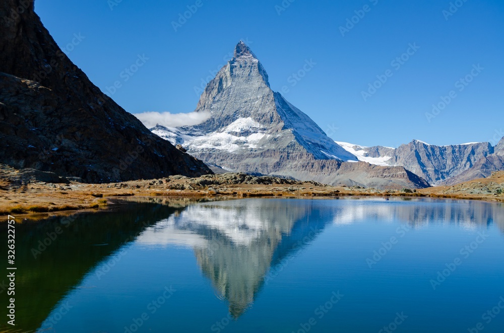 Bonita vista del Matterhorn/Cervino con su reflejo en el lago Riffel en Suiza