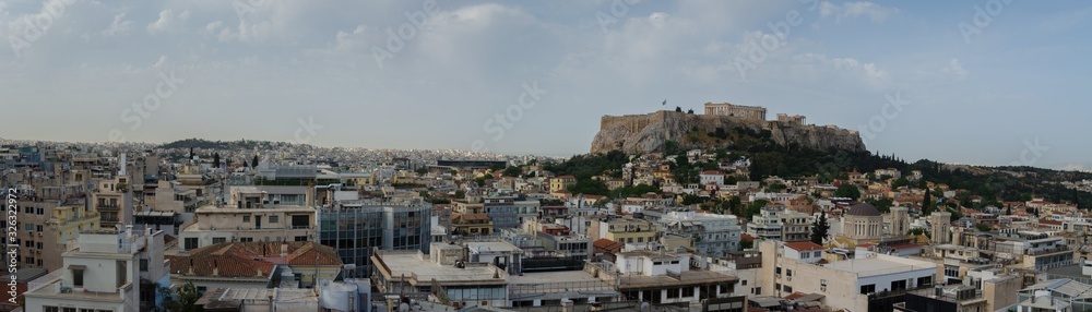 Vista panoramica del centro de Atenas en grecia con el monte del partenon