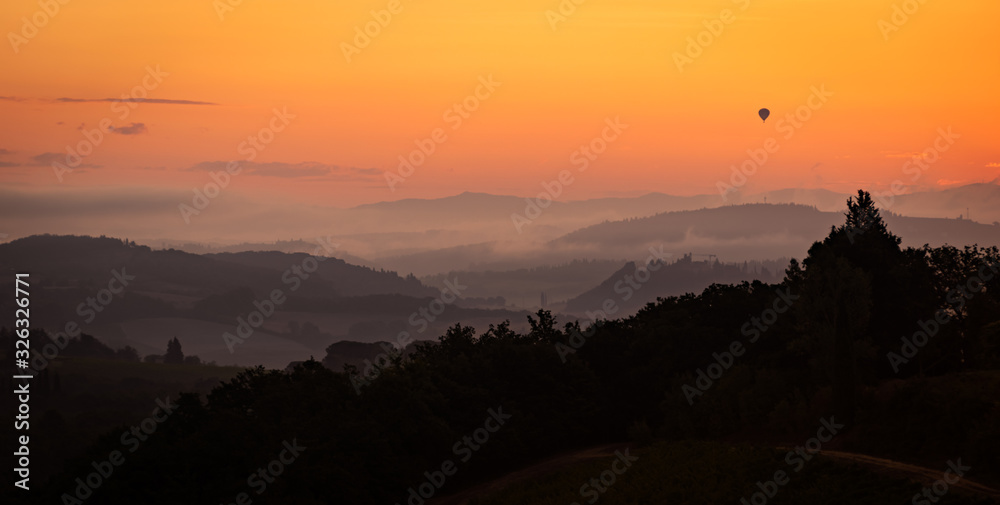 Obraz premium Alba in Toscana vista dalle vigne