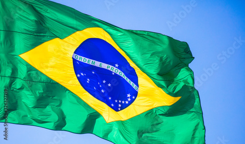 Bandeira do Brasil e céu azul