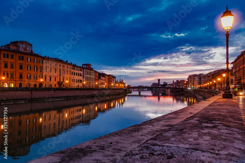 Fotografía Pisa Italy 11/03/2018: Pisan lungarnos, adorned with wonderful buildings and bridges are the most picturesque and famous places in Pisa, and among the most romantic for sure