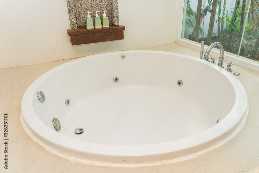 Fototapeta premium White empty bathtub decoration interior