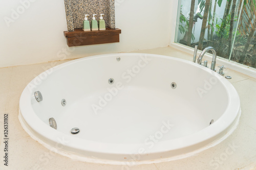 White empty bathtub decoration interior