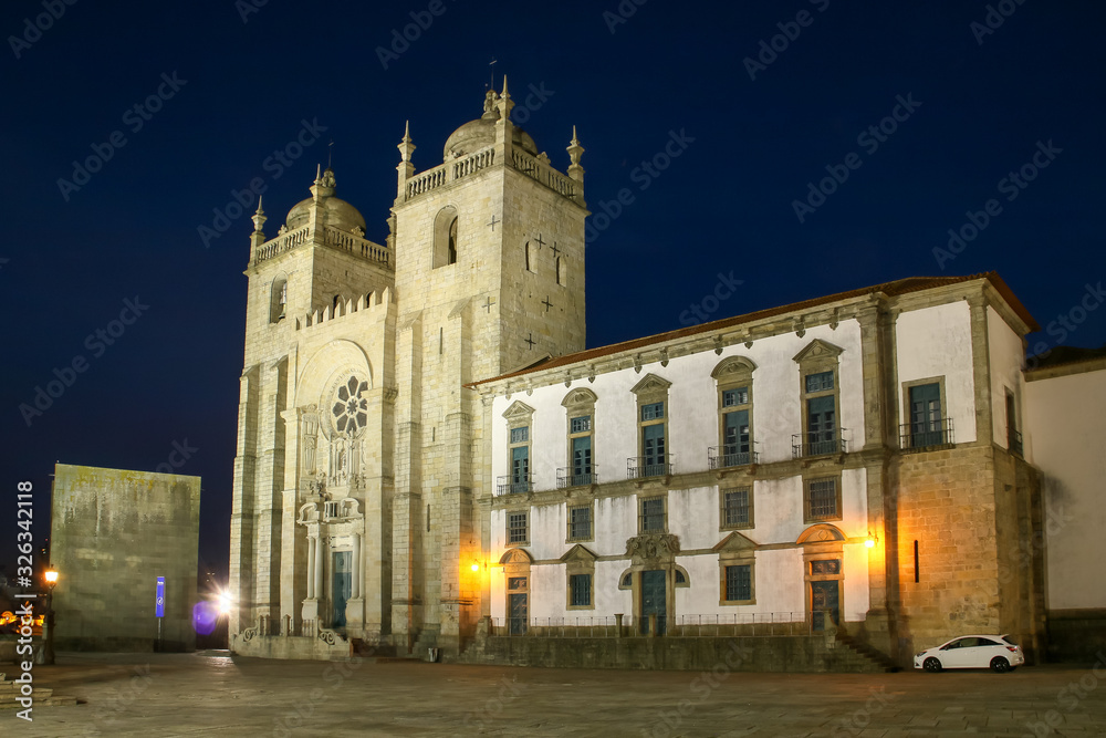 Catedral de Oporto (portugués: Sé de Porto) iluminada al anochecer (Portugal).