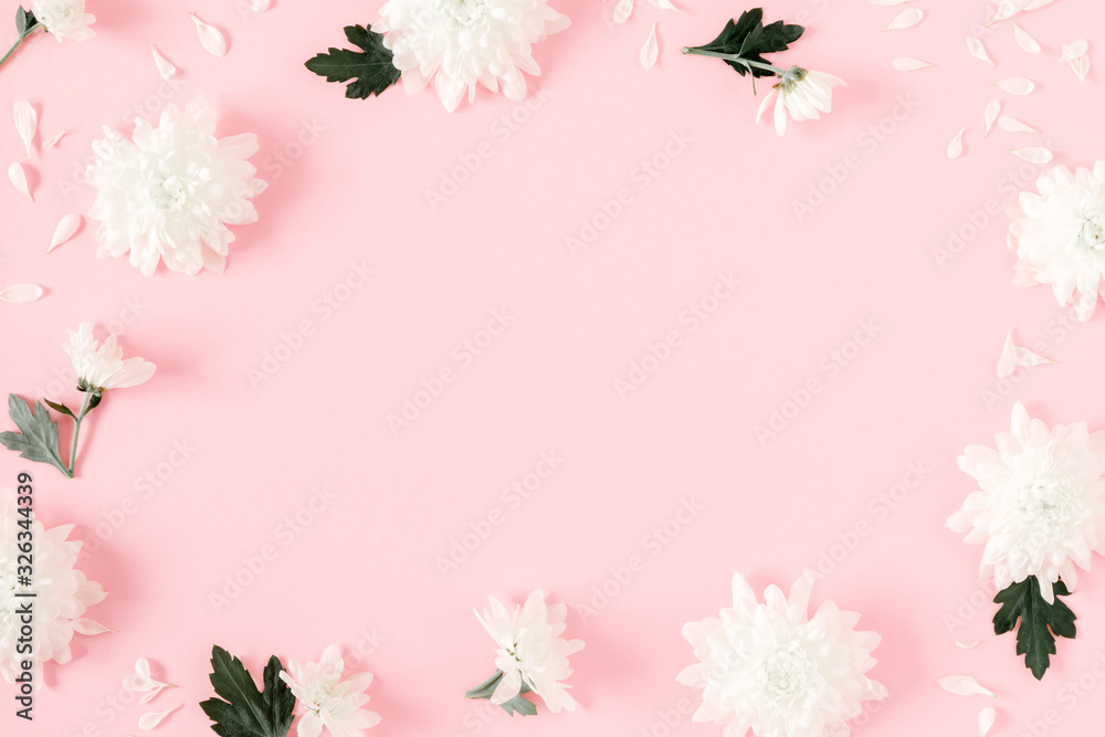 Obraz premium Beautiful flowers composition. Border made of white flowers on pastel pink background. Valentines Day, Easter, Happy Women's Day, Mother's day. Flat lay, top view, copy space 