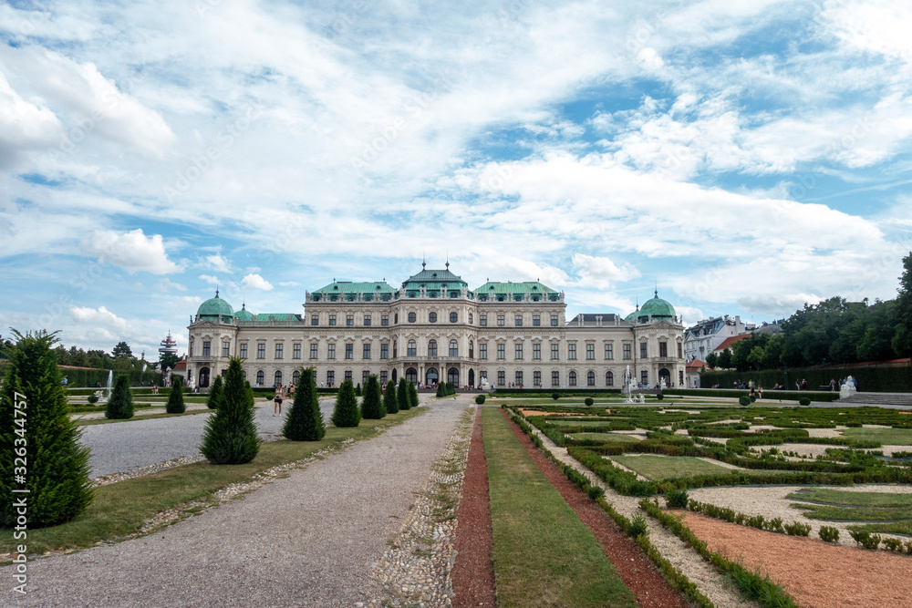 Obraz premium Vienna, Austria - August 2019 - View of Belvedere palace and gardens