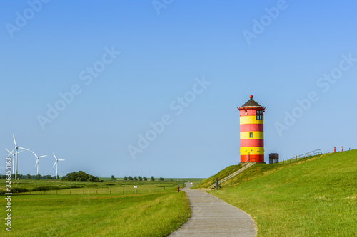 Pilsumer Leuchtturm mit blauem Himmel, Pilsum, Nordseeküste, Ostfriesland, Niedersachsen, Deutschland 