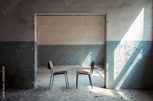 Zwei Stühle in einem Raum der Vergangenheit