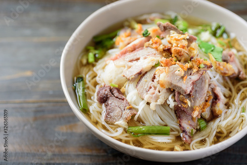 Φωτογραφία Rice noodles soup with beef in a bowl on wooden background, Asian food