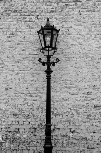Obraz na plátně Old nostalgic street lamp in front of a wall