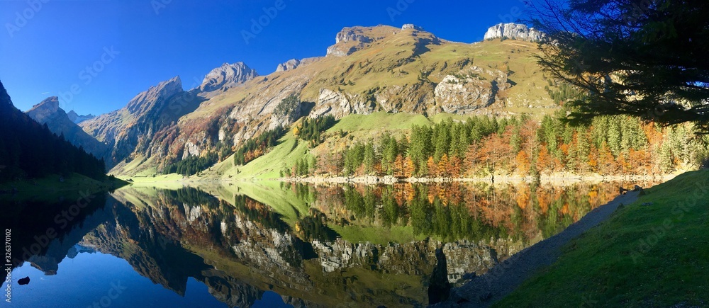 Vista panoramica de los Alpes con el monte Santis en la zona de Appenzell con el lago Seealp