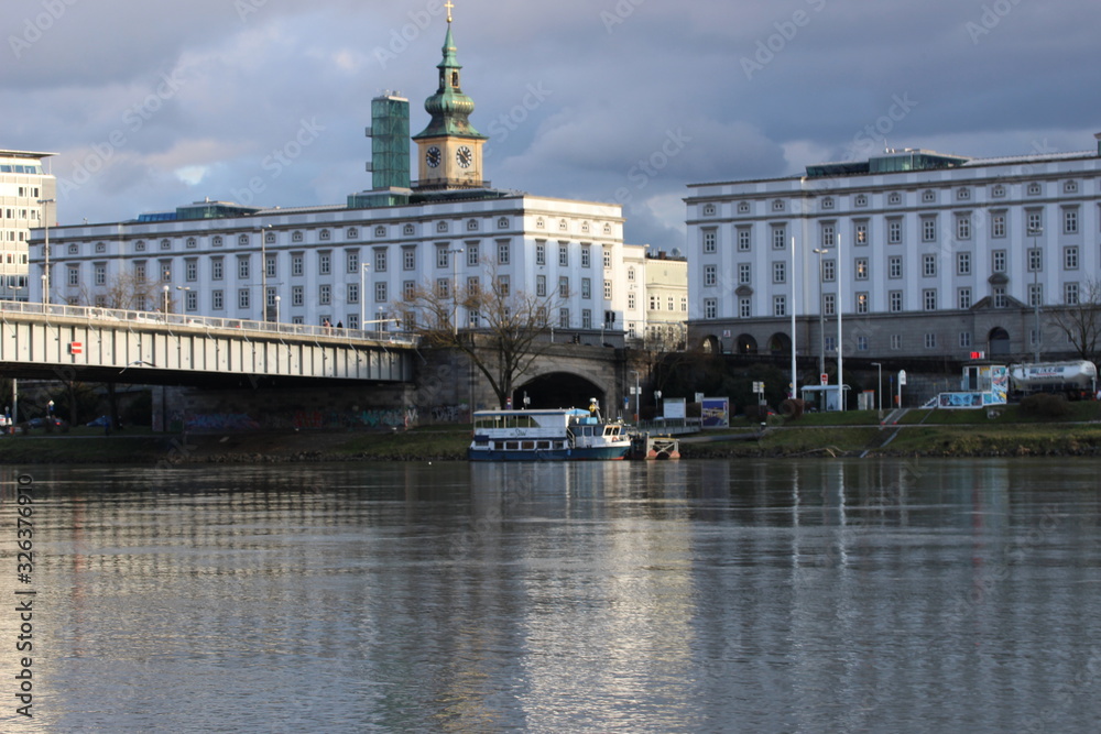Linz mit Blick auf Nibelungen Brücke und altes Rathaus