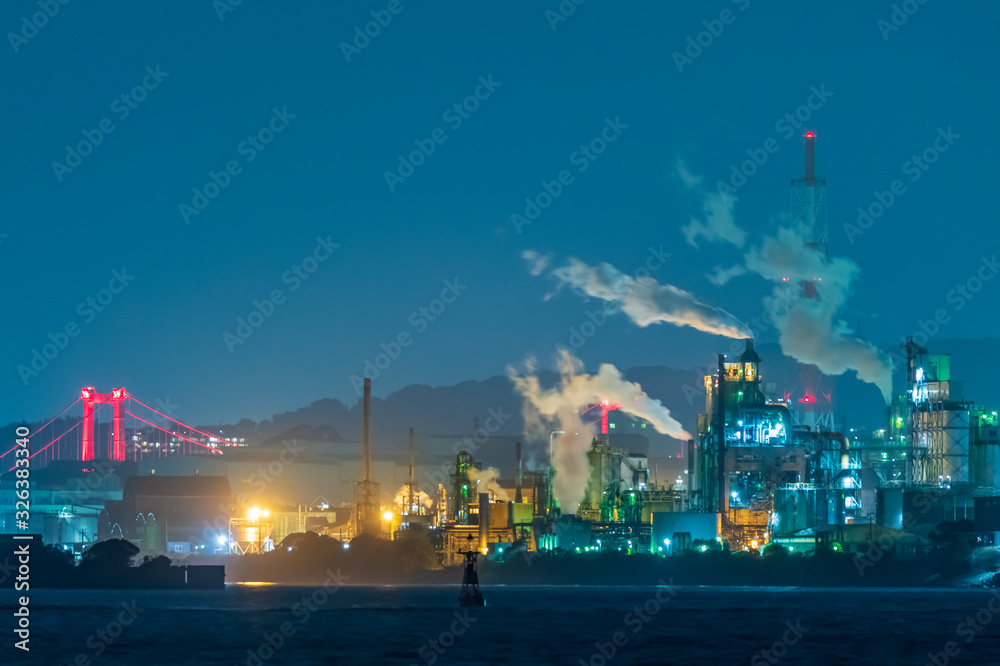 Fototapeta premium 関門海峡対岸から望む北九州工業地帯の夜景【福岡県】