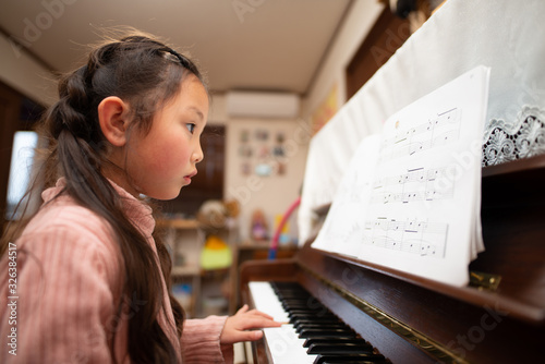 ピアノを練習する少女