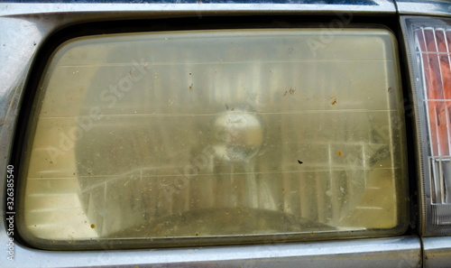 Lamp that illuminates the front of the old car until it is yellow.