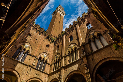 Campanile des Palazzo Pubblico in Siena / Panorama waagerecht photo