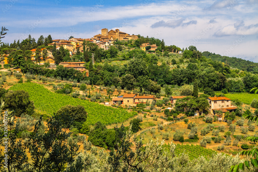 Toskanaische Landschaft mit Dorf auf dem Hügel