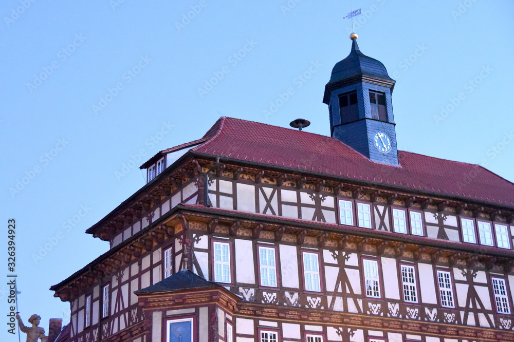 Rotes Dach des Rathauses von Vacha mit kleinem Uhrturm