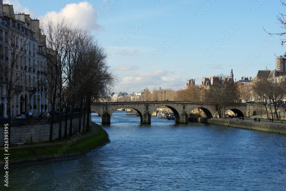 Pont au-dessus de la Seine entre l'île Saint-Louis et la rive droite