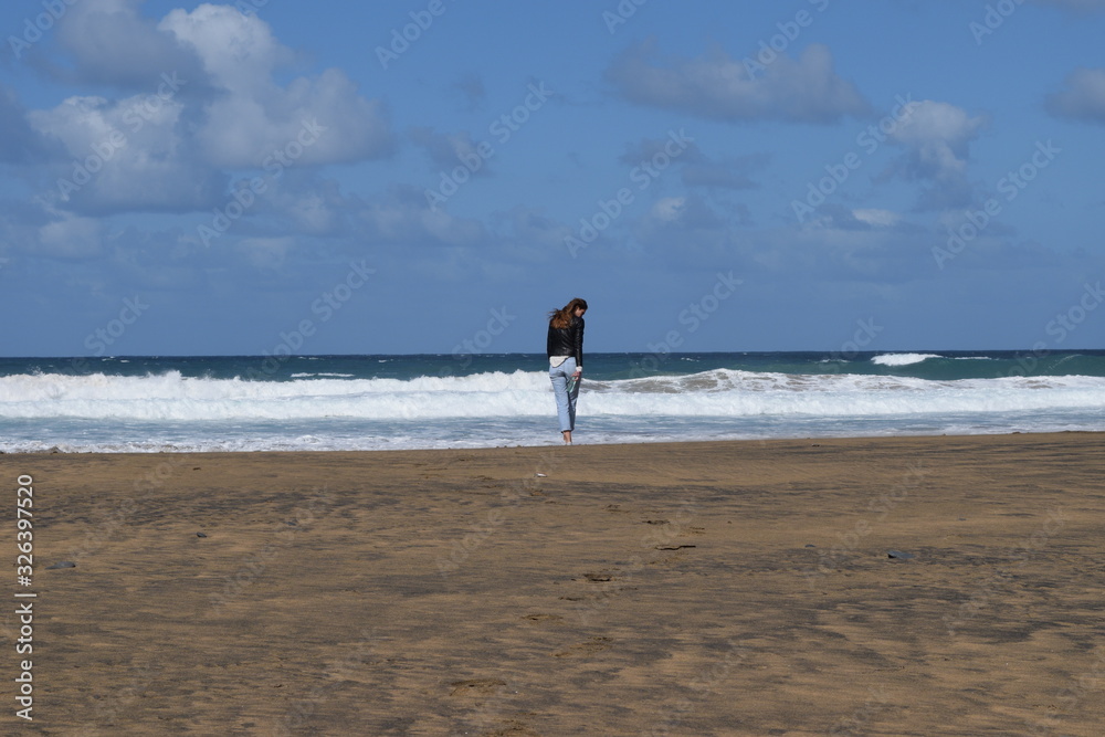 Eine Frau steht allein