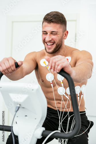Fototapeta Male athlete does a cardiac stress test