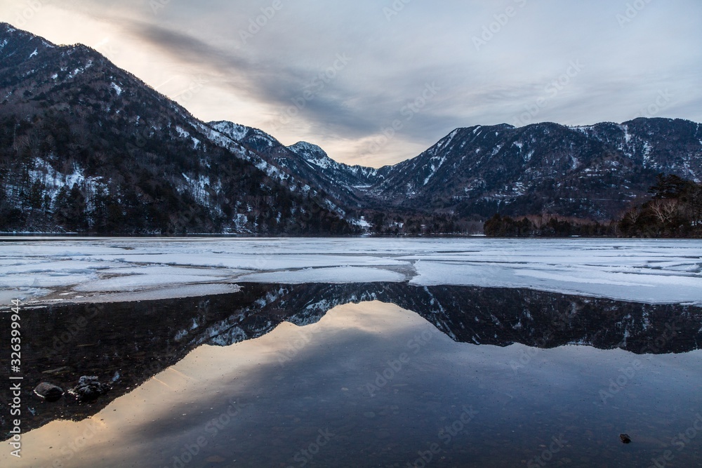 Obraz premium 冬の奥日光湯ノ湖