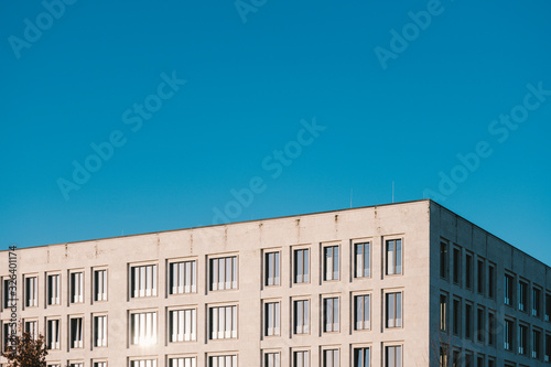 Bürohaus vor blauen Himmel