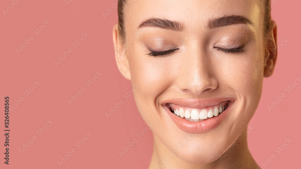 Obraz premium Pretty Girl Smiling With Eyes Closed Posing In Studio