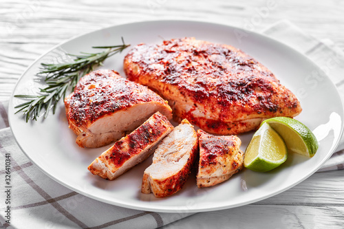 Photographie Healthy dish: grilled chicken breasts on a plate