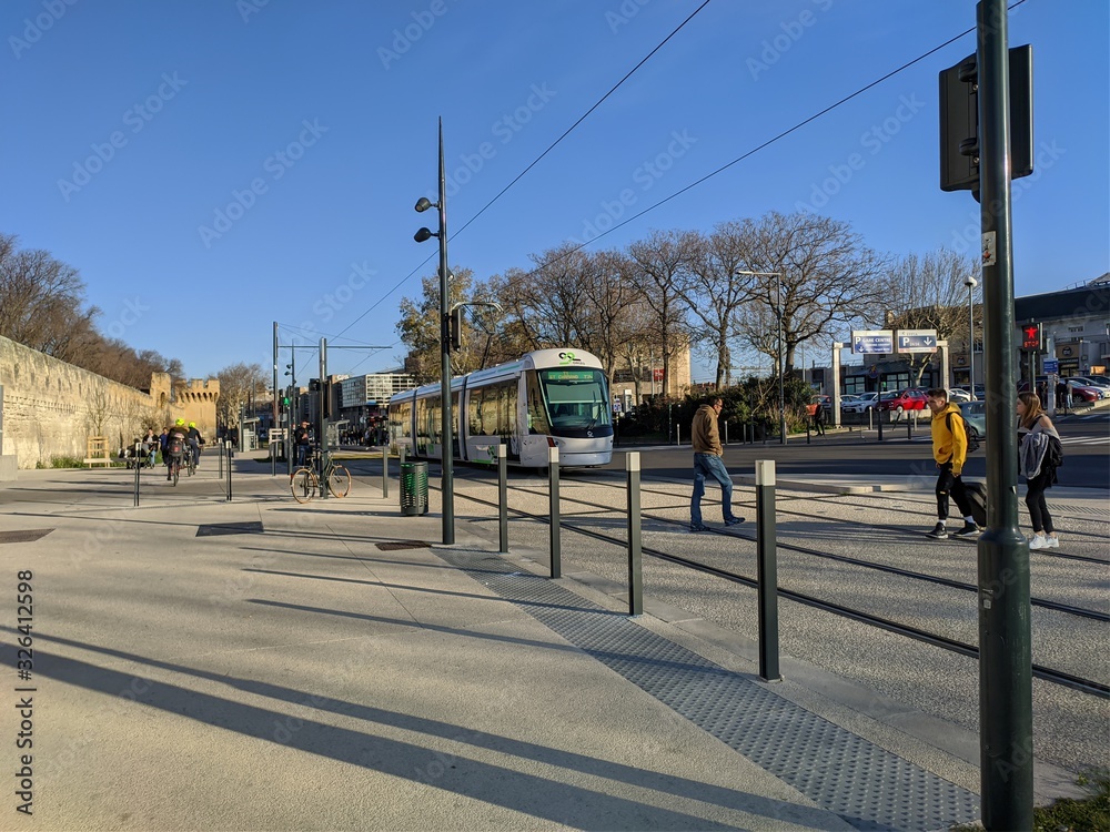 Ligne de tramway à Avignon centre ville aux remparts, vaucluse, tranfport du futur