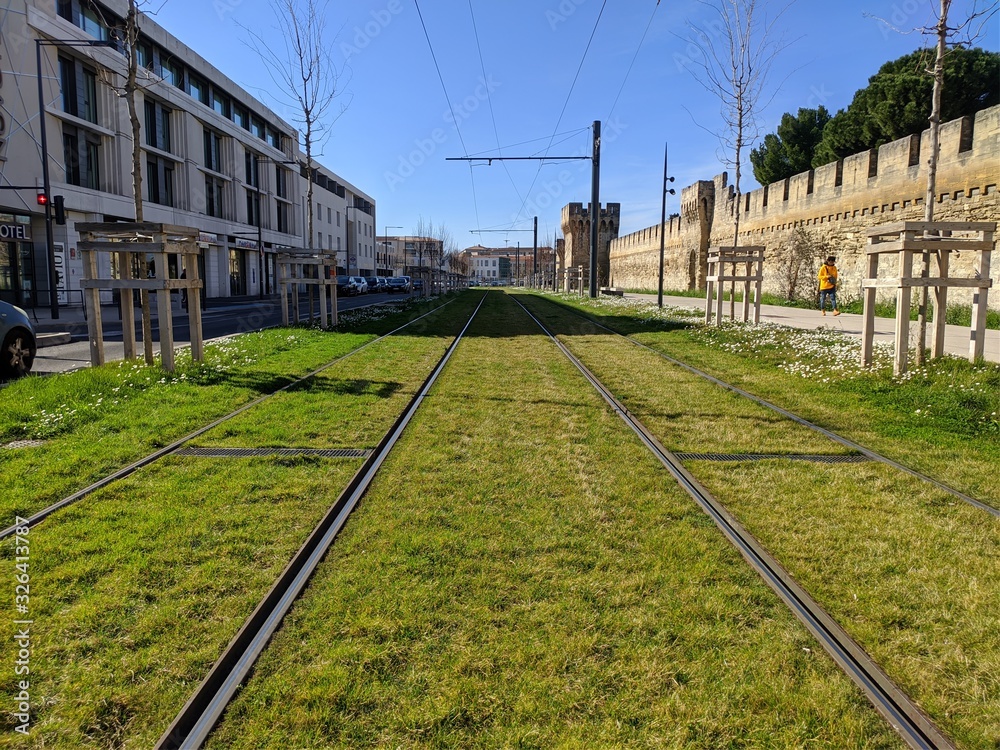 Fototapeta premium Ligne de tramway à Avignon centre ville aux remparts, vaucluse, tranfport du futur