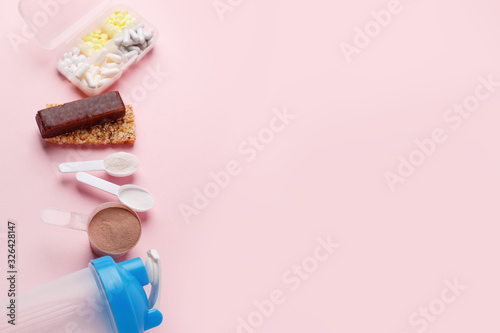 Photos Protein powder, scoop, energetic musli bars, vitamin pills, gainer, shaker on pi