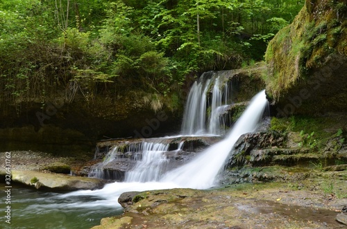 larga exposicion de una cascada en la zona de los alpes suizos en primavera